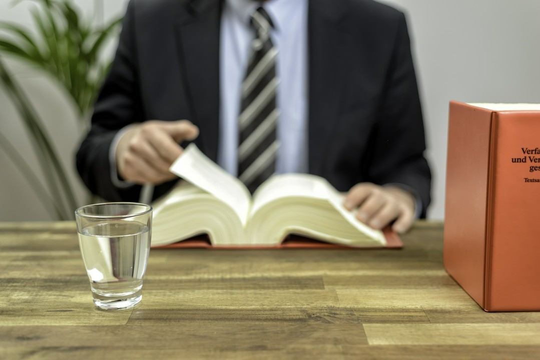 rodzina czytająca dokument